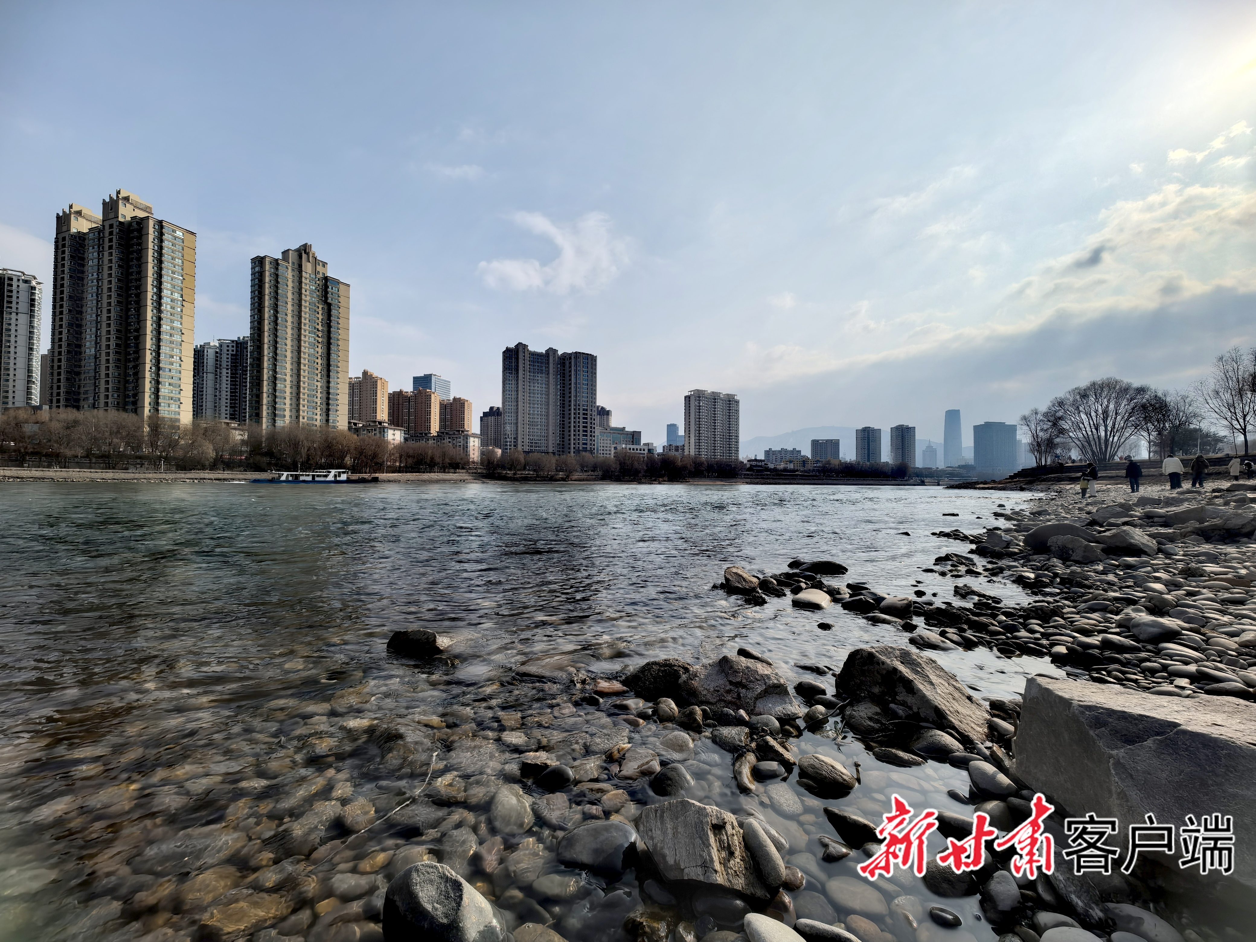 冬日，黄河兰州段河水清澈。