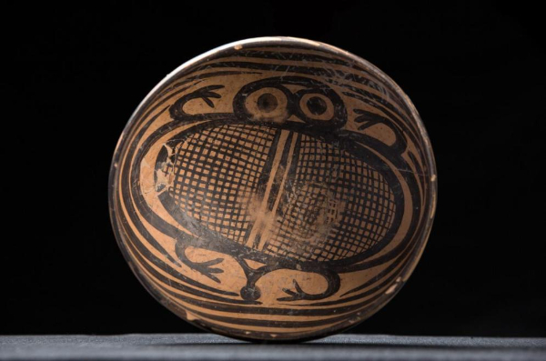 马家窑类型内彩蛙纹盆(藏于甘肃马家窑彩陶文化博物馆)