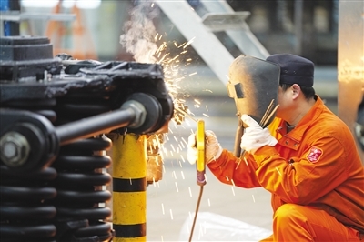 图①为检修人员正对旅客列车轮对的轮径进行维护。