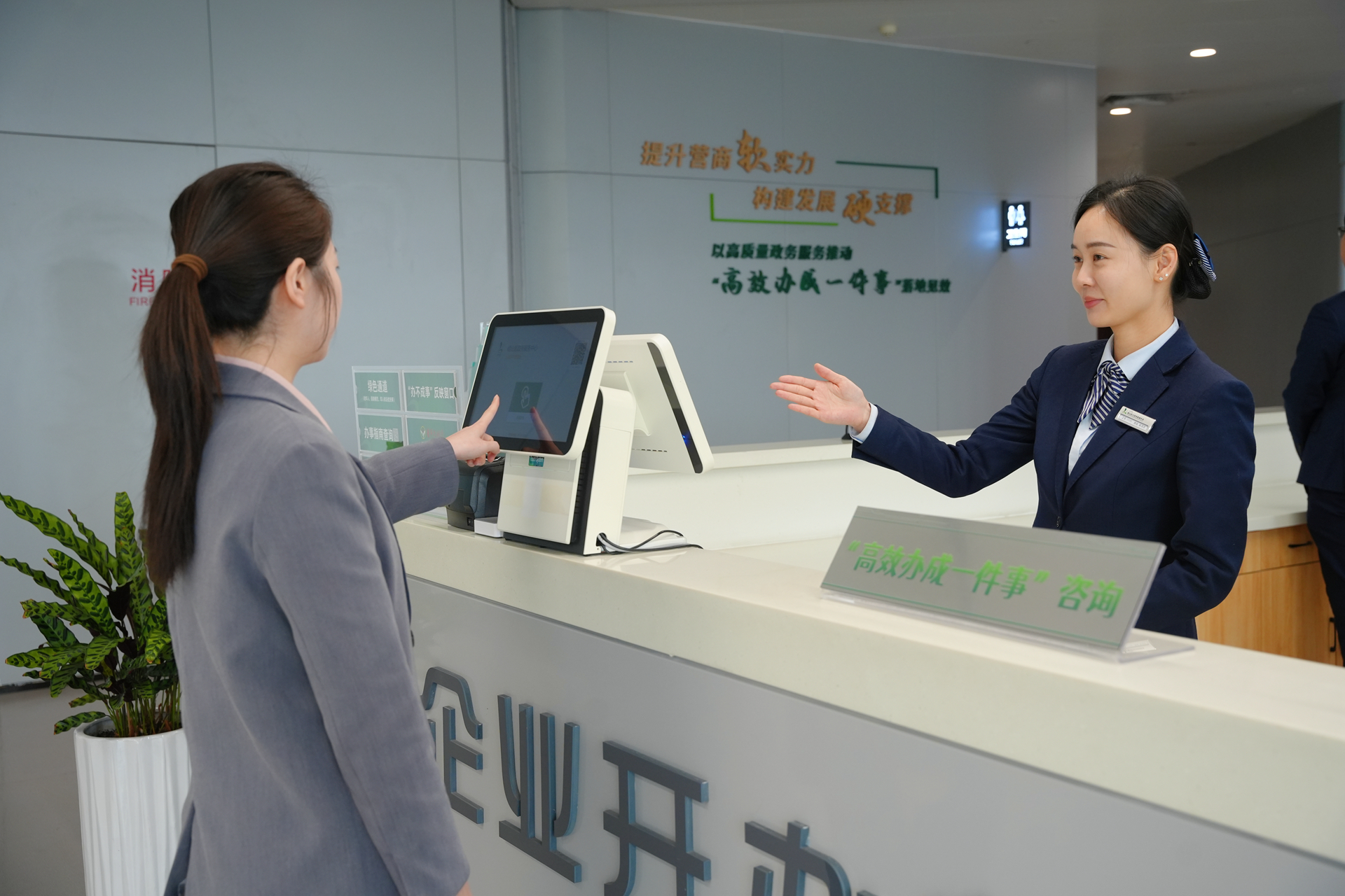 崂山区推动“高效办成一件事”落地见效 “一件事一次办”服务惠及千家万户