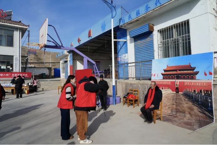 开展“岁月留影·情暖八岭”公益摄影活动