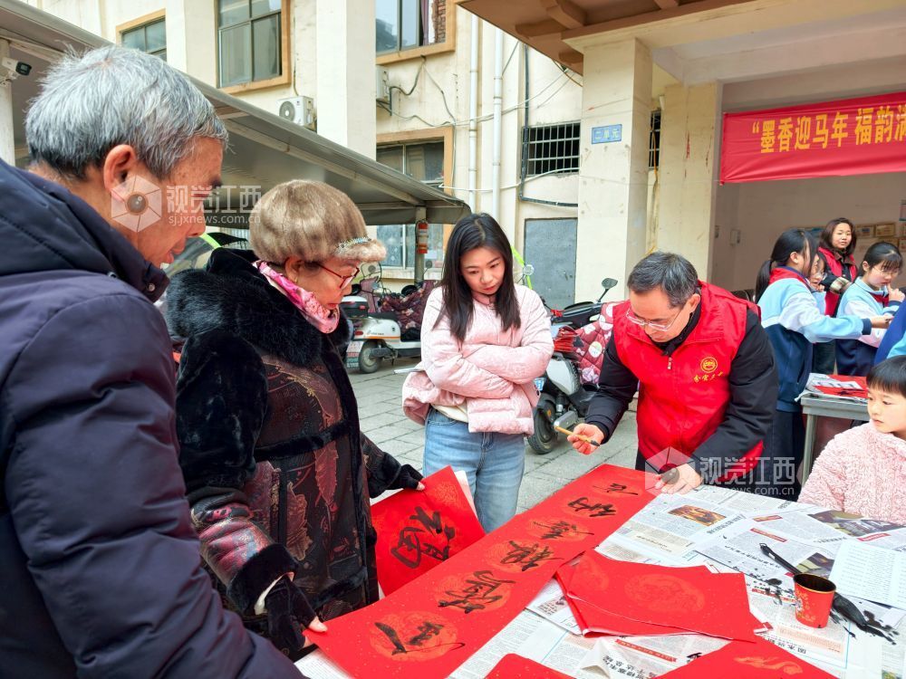 江西分宜：写春联 送祝福（图）
