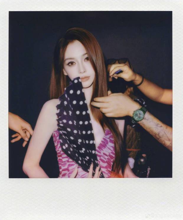 搜狐娱乐讯 近日，杨颖晒出一组后台花絮照，紫粉撞色礼服搭配精致顺发，明艳清冷超吸睛。