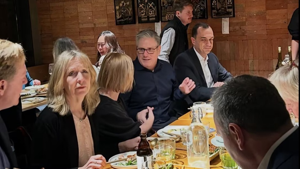 英首相斯塔默抵京，前往金梧桐人气餐厅一坐一忘品尝云南菜