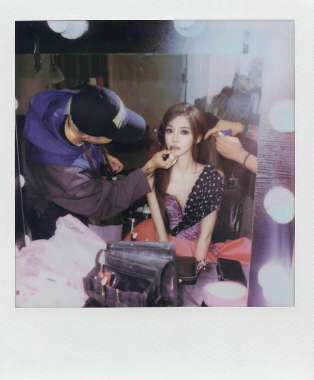 杨颖后台补妆，暖光氤氲。