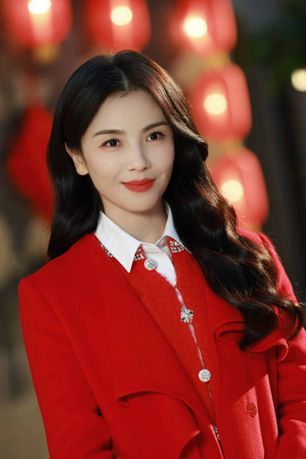刘涛绽放温柔笑容，红唇吸睛。