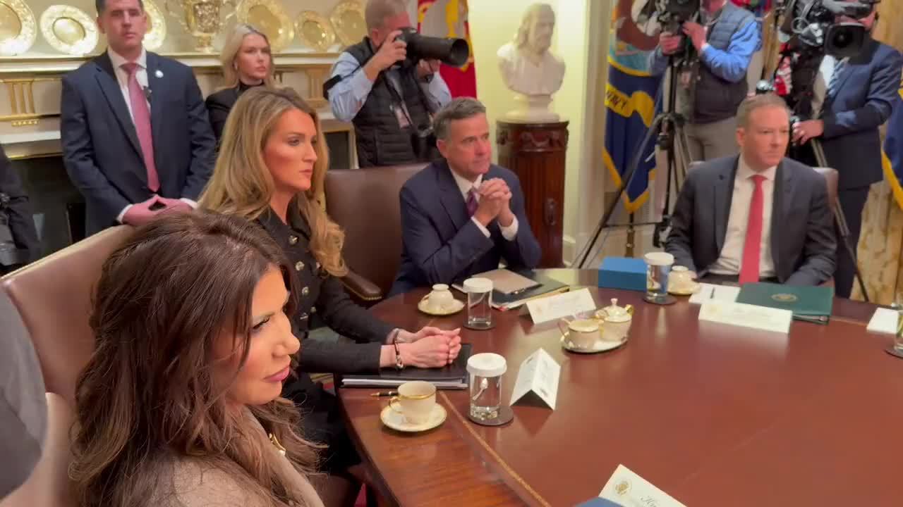 实拍特朗普主持2026年首场内阁会议 #白宫