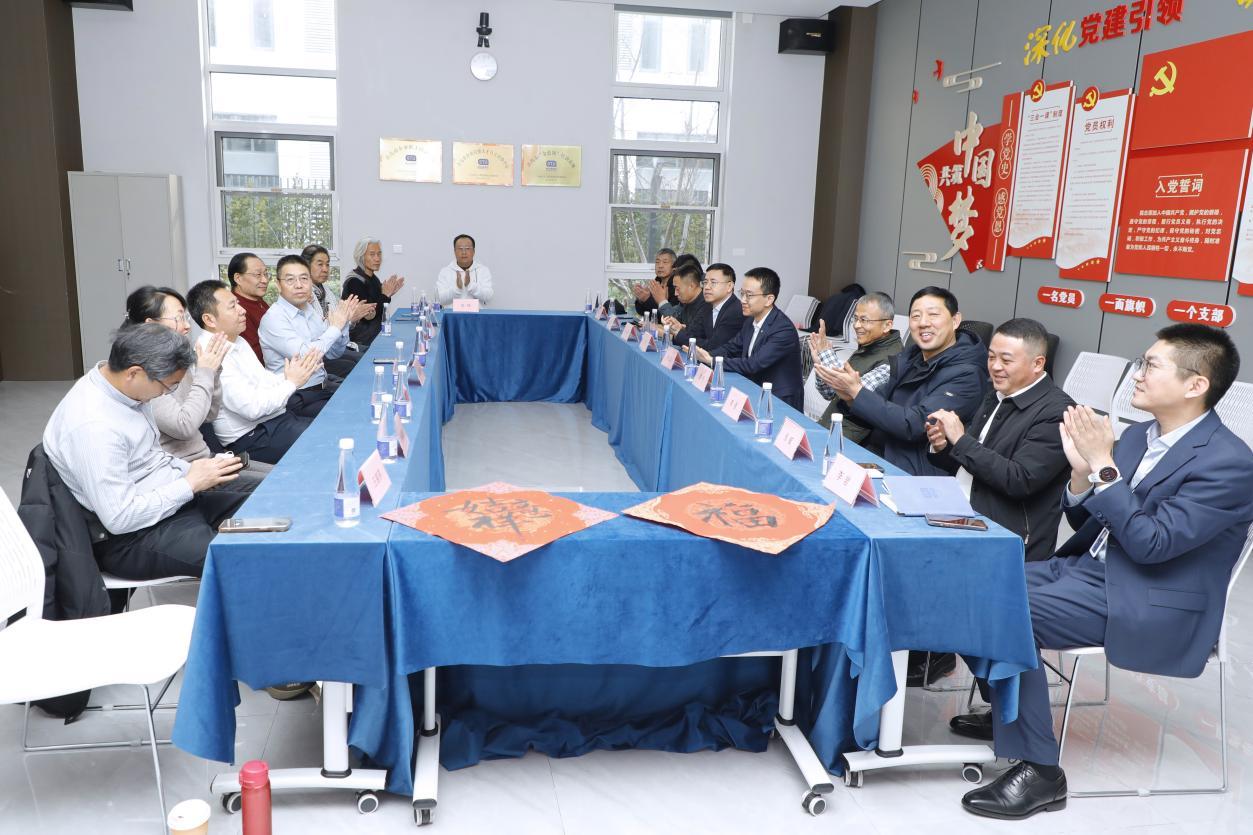 （青岛校友会常务副会长、化学与分子工程学院校友会常务副会长李强宣布笔会开始）