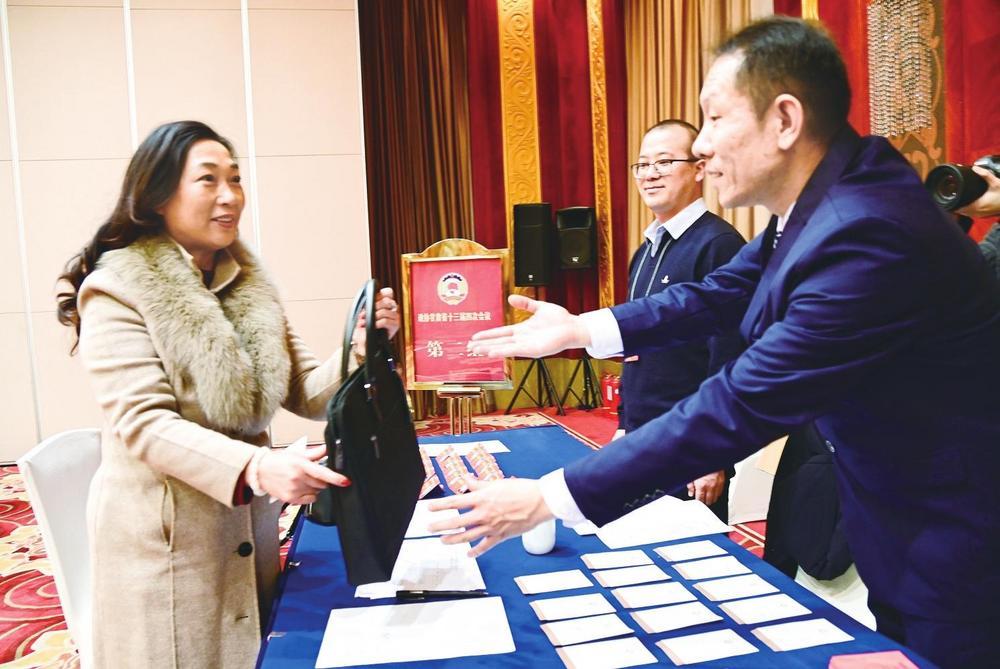1月25日，出席政协甘肃省十三届四次会议的政协委员陆续报到。新甘肃&middot;甘肃经济日报记者　瞿娟　摄