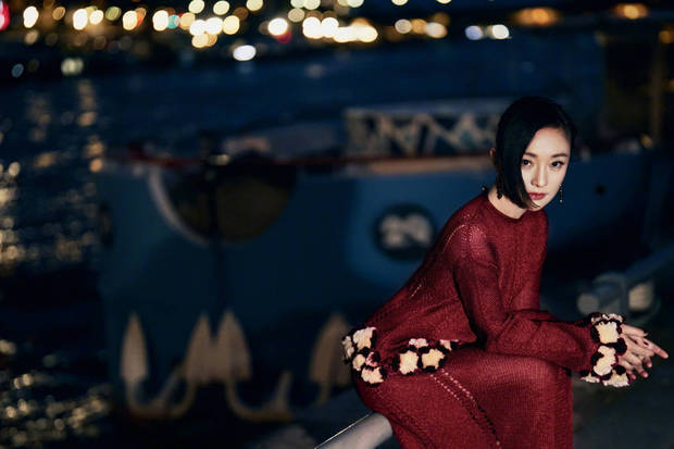 周迅侧头抬眸，清冷又魅惑。