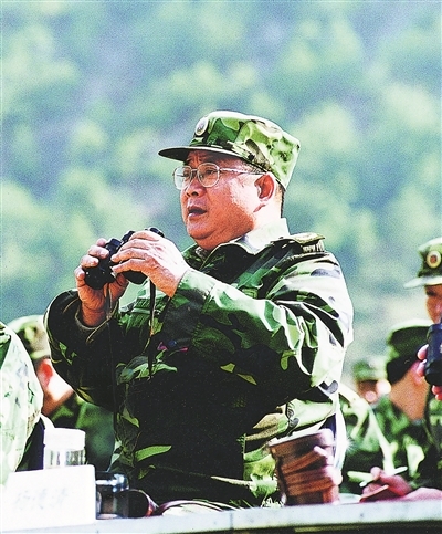 2002年10月15日,廖锡龙同志参加某军事演习。