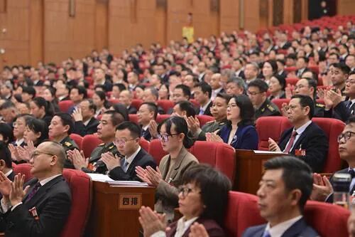 与会代表认真聆听报告。图源大江新闻