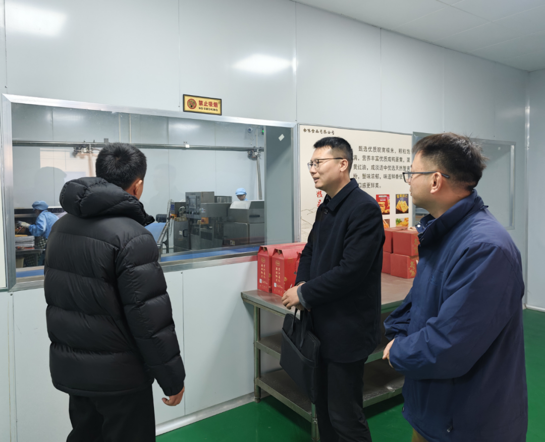 图为鹰潭市余江区纪检监察干部下沉马荃镇监督食品产业园项目运行情况,推动各项涉农政策落地见效,为推进乡村振兴提供坚强纪律保障。舒志想 摄