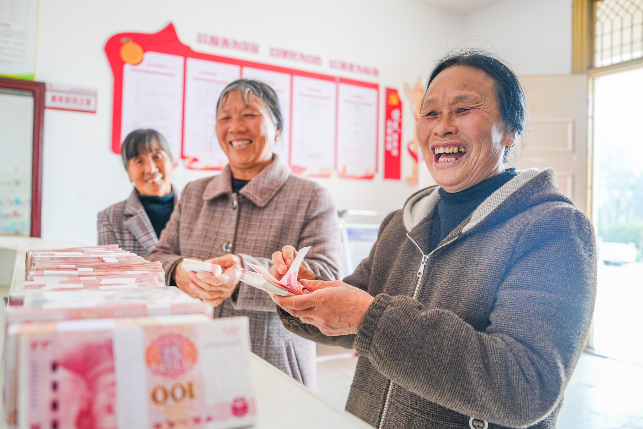 抚州南丰：村民喜领分红金（图）