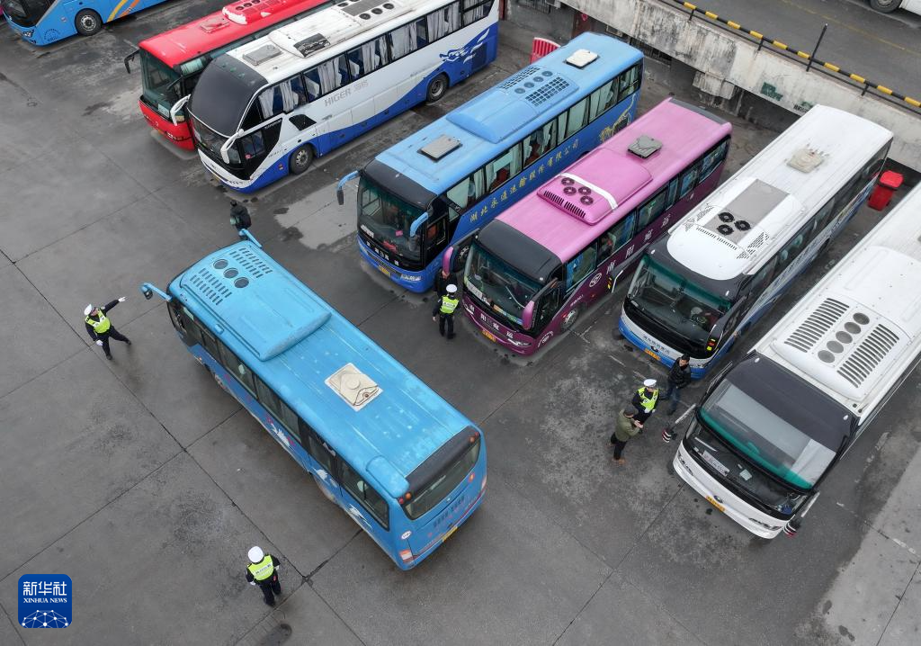 1月29日,在湖北省武汉市宏基长途客运汽车站,武汉交警对长途汽车进行安全检查(无人机照片)。 新华社发(赵军摄)