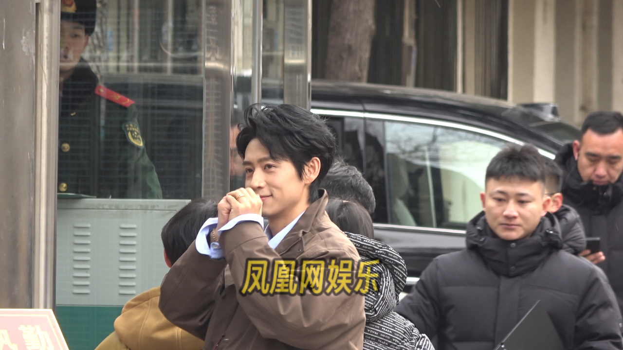 魏晨现身2026央视春晚首次联排，热情回应大家。