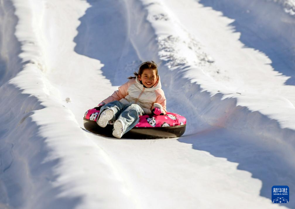 1月23日，一名女孩在凤凰山景区冰雪乐园乘坐雪圈滑雪。