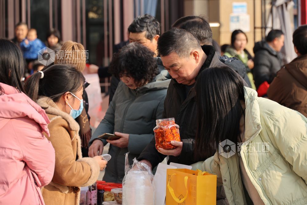江西新余:非遗年货走俏社区(图)
