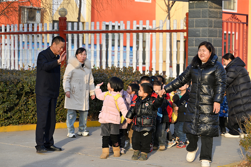 1月15日，宁晋县黄儿营西村党委书记、村委会主任宁小五在黄儿营西村幼儿园与孩子们交流。