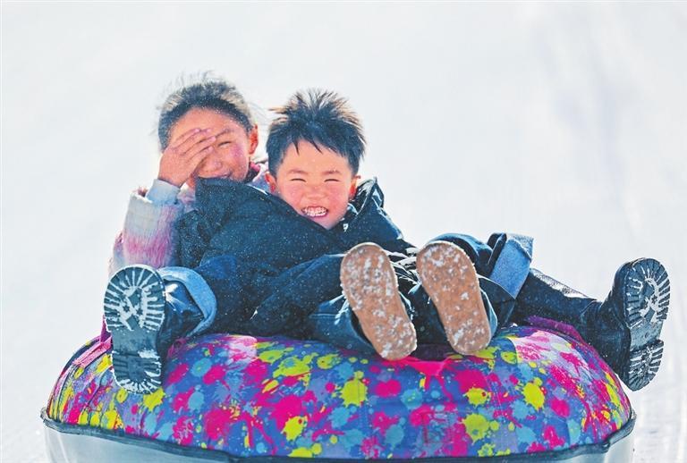 孩子们在和政县松鸣岩国际滑雪场享受冰雪运动乐趣