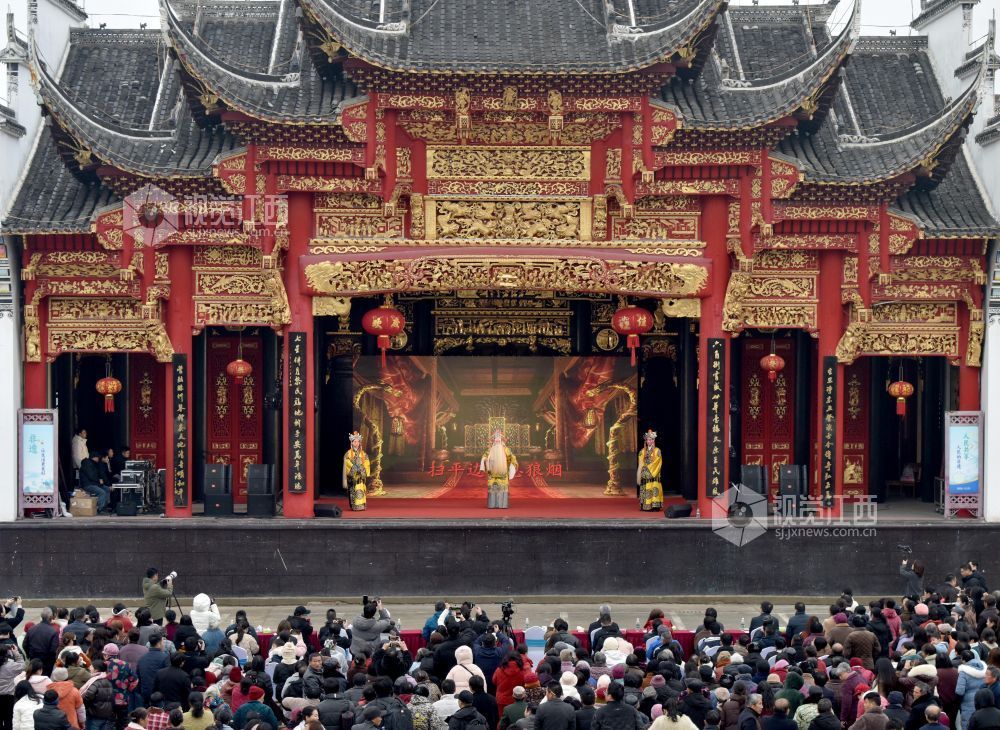 2026年1月26日，在江西景德镇市乐平市接渡镇子安社区杨子安村古戏台上，来自景德镇非遗“村晚”活动的演职人员正向当地村民表演精彩的赣剧《李迩王》。