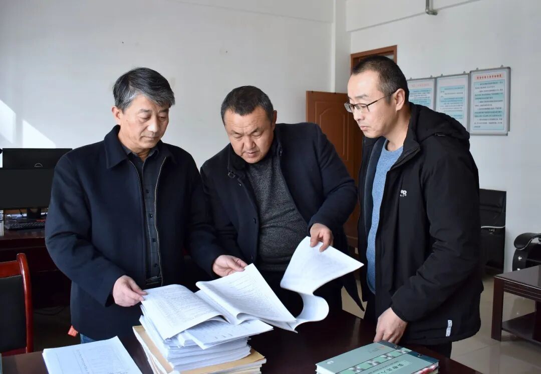 靖远县纪委监委深入靖远县中心敬老院，通过实地查看、走访交流，详细了解养老服务领域资金使用、配套服务等情况。（杨文博　摄）