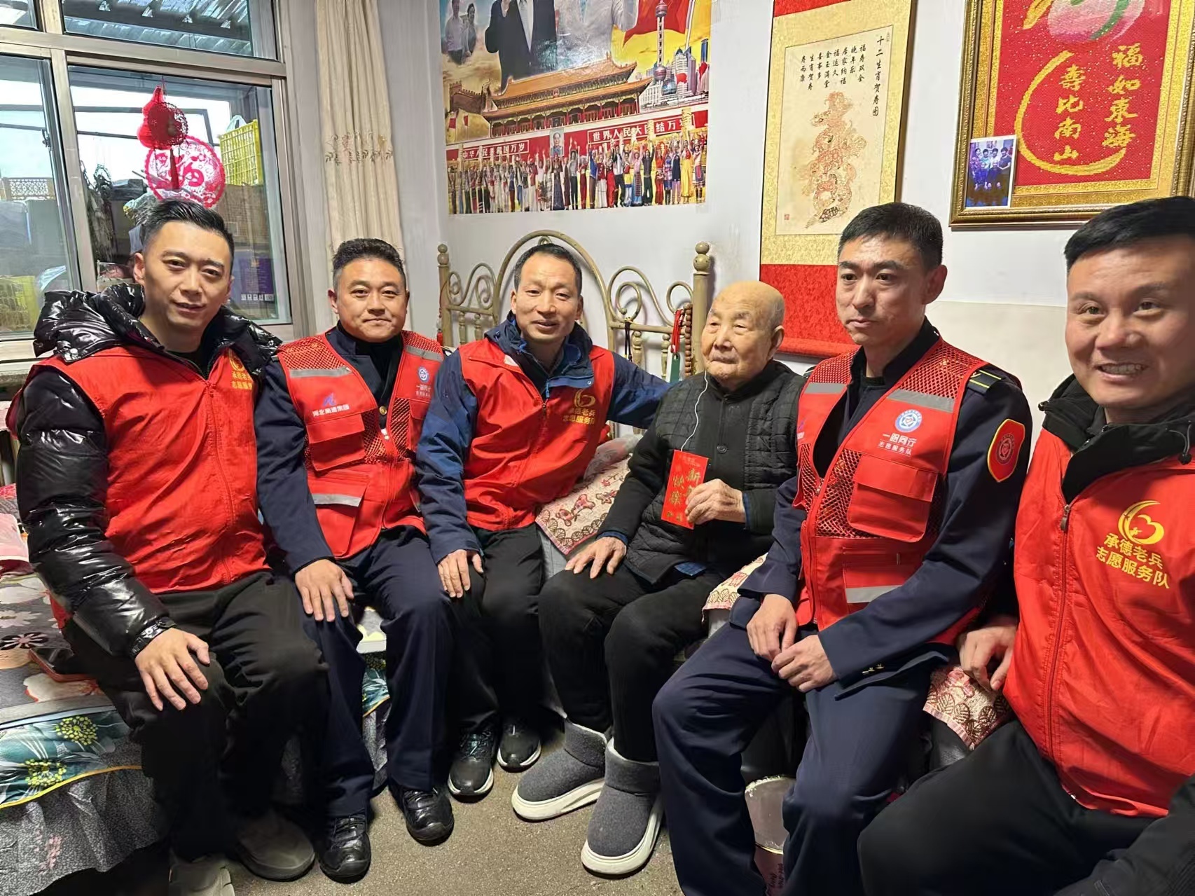 一诺千金暖岁寒 承德志愿者赴约致敬百岁抗战老兵