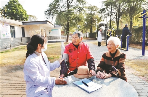 白竹社区卫生服务中心护士为老人测量血压