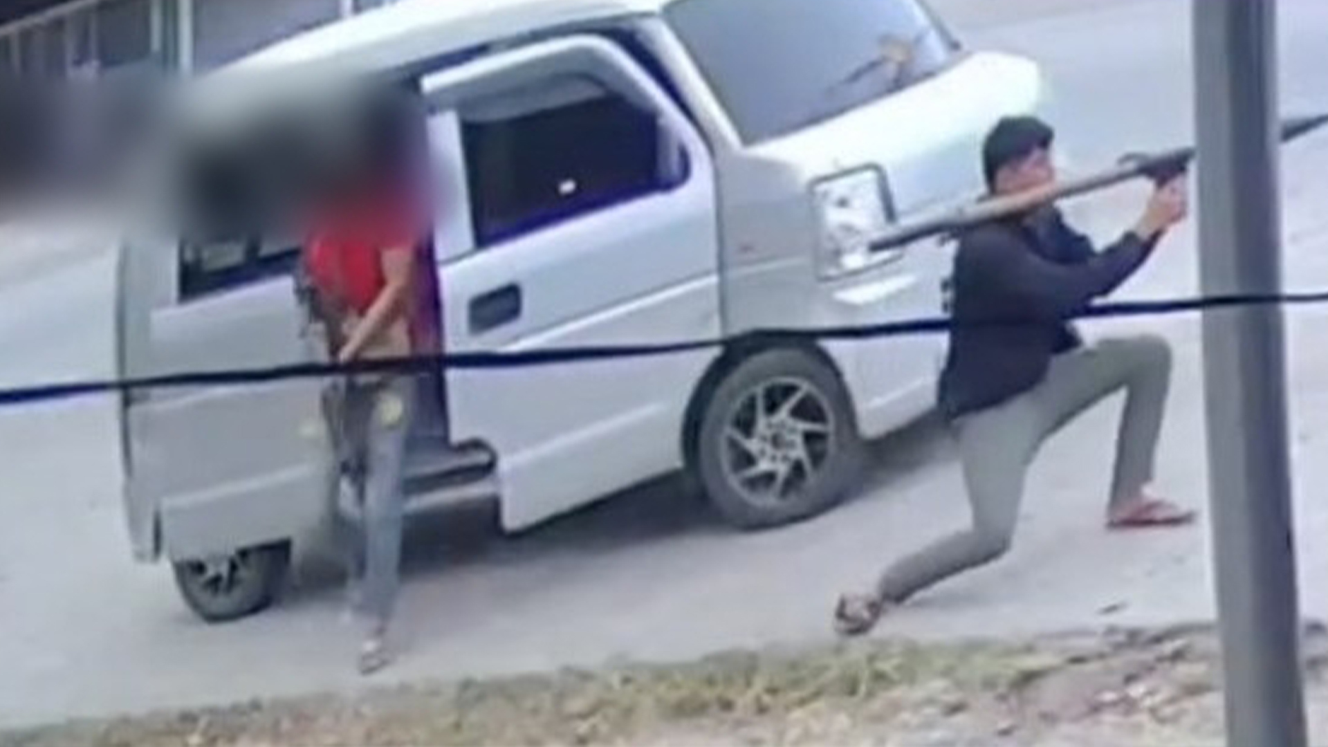 菲律宾武装人员当街发射RPG火箭弹，击中一市长座驾，车辆受损但正常驶离现场