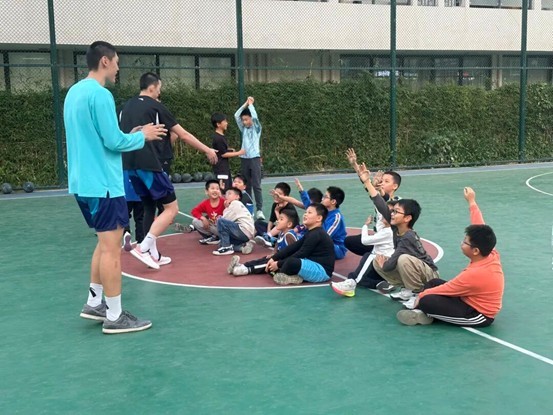 深圳龙华润庆翔篮球俱乐部举办公益活动 职业球员与青少年以球会友
