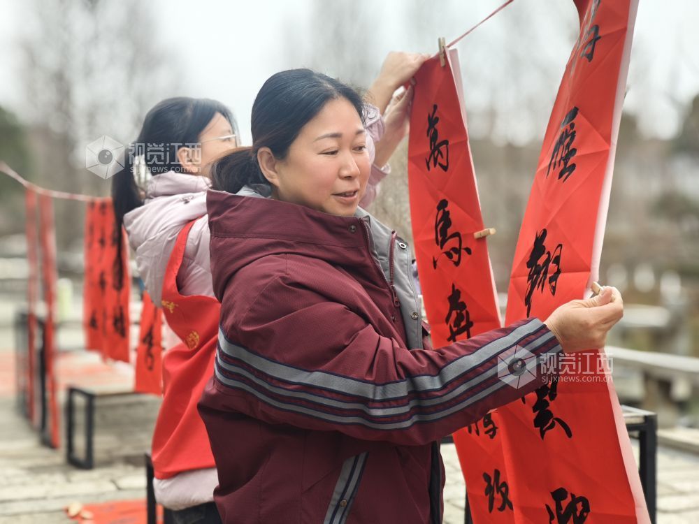 1月29日，江西省永丰县恩江镇塘仔角开展“迎新春 写春联 送祝福”活动，把浓浓的年味和新春的祝福送到社区居民群众的手中、心上。