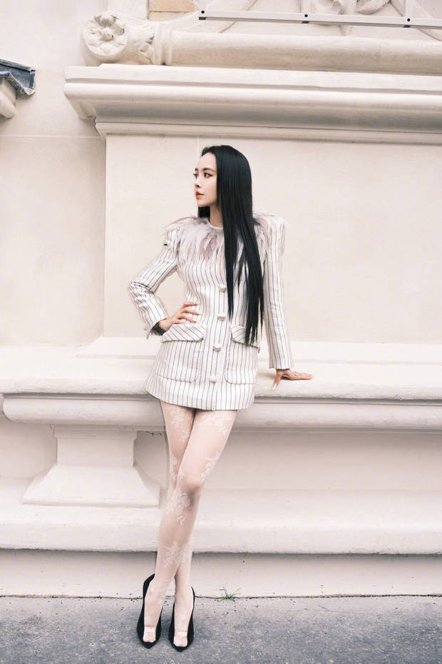 搜狐娱乐讯 近日，蔡依林亮相时尚活动，羽毛领条纹裙装搭配垂顺长发，气质清冷灵动。