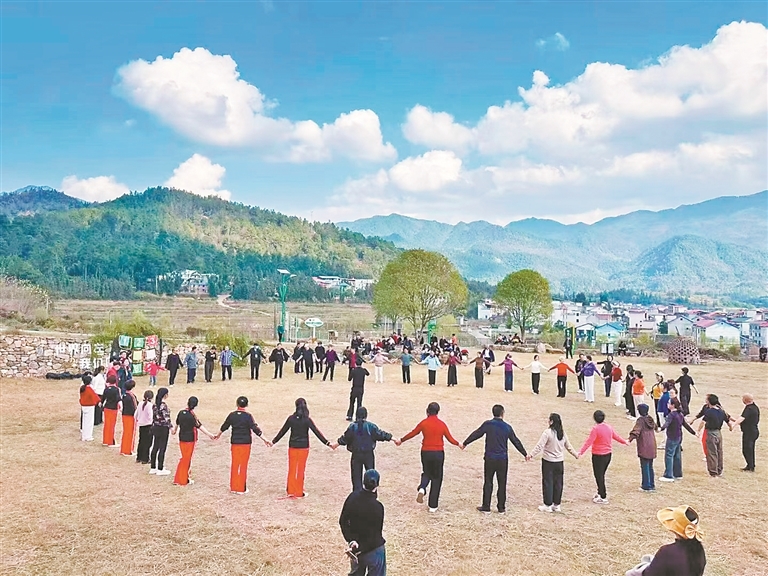 游客在吉内得国家稻田公园里手拉手欢笑起舞，这背后是创始人蒋鹏程从“挖煤”到“种米”的华丽蝶变。