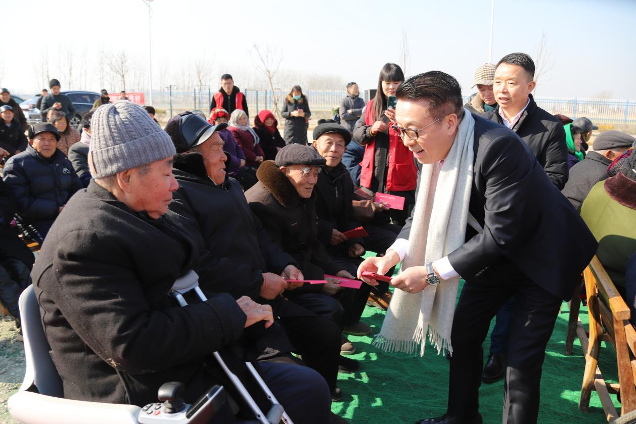 ▲徐建成给家乡80岁以上长辈发红包