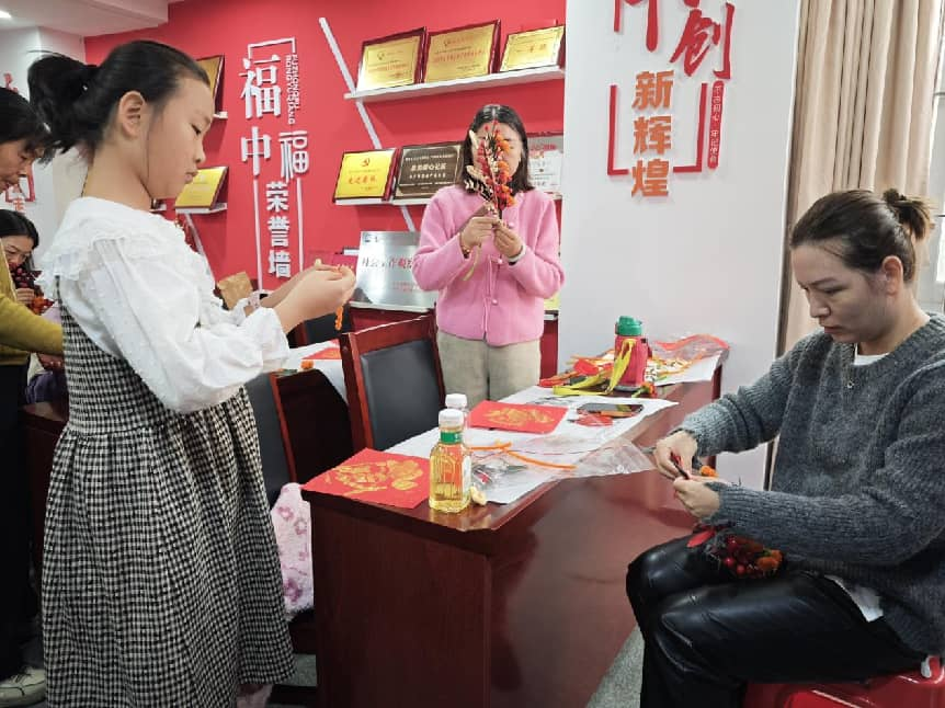 “社区暖融融,扭出幸福年”福中福社区新时代文明实践站开展亲子新春手工活动