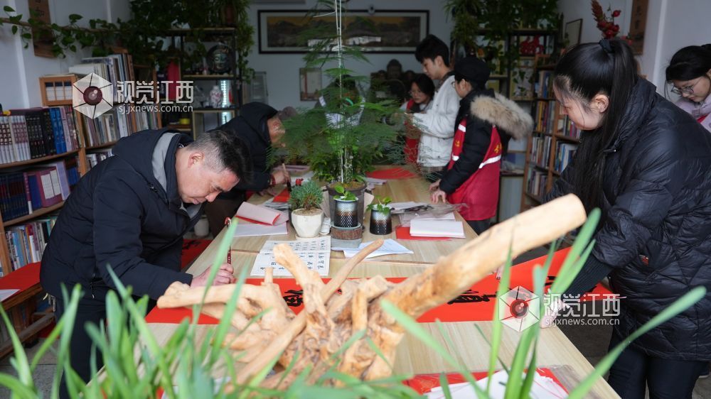 1月29日，江西省永丰县恩江镇塘仔角开展“迎新春 写春联 送祝福”活动，把浓浓的年味和新春的祝福送到社区居民群众的手中、心上。