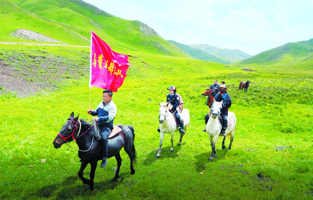 夏河县司法局创新成立“马背上的矫正小队”（资料图）