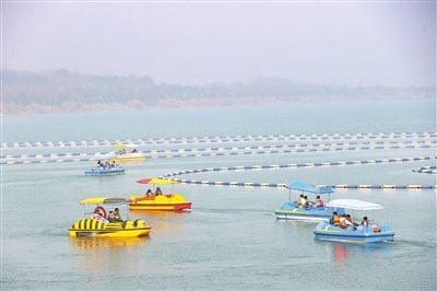 湖面泛舟。