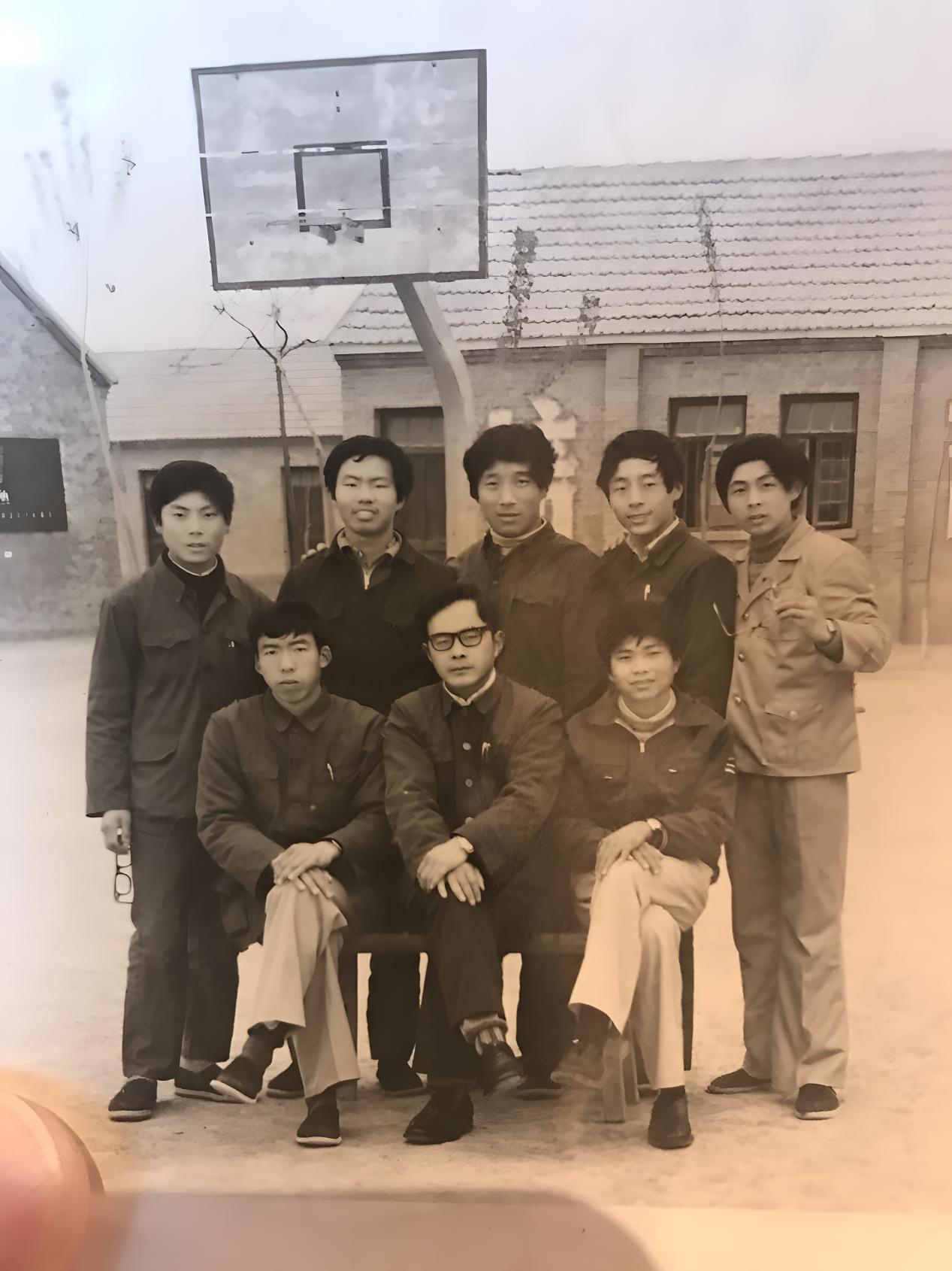 ▲徐建成(上排右二)中学时与班级师生合影