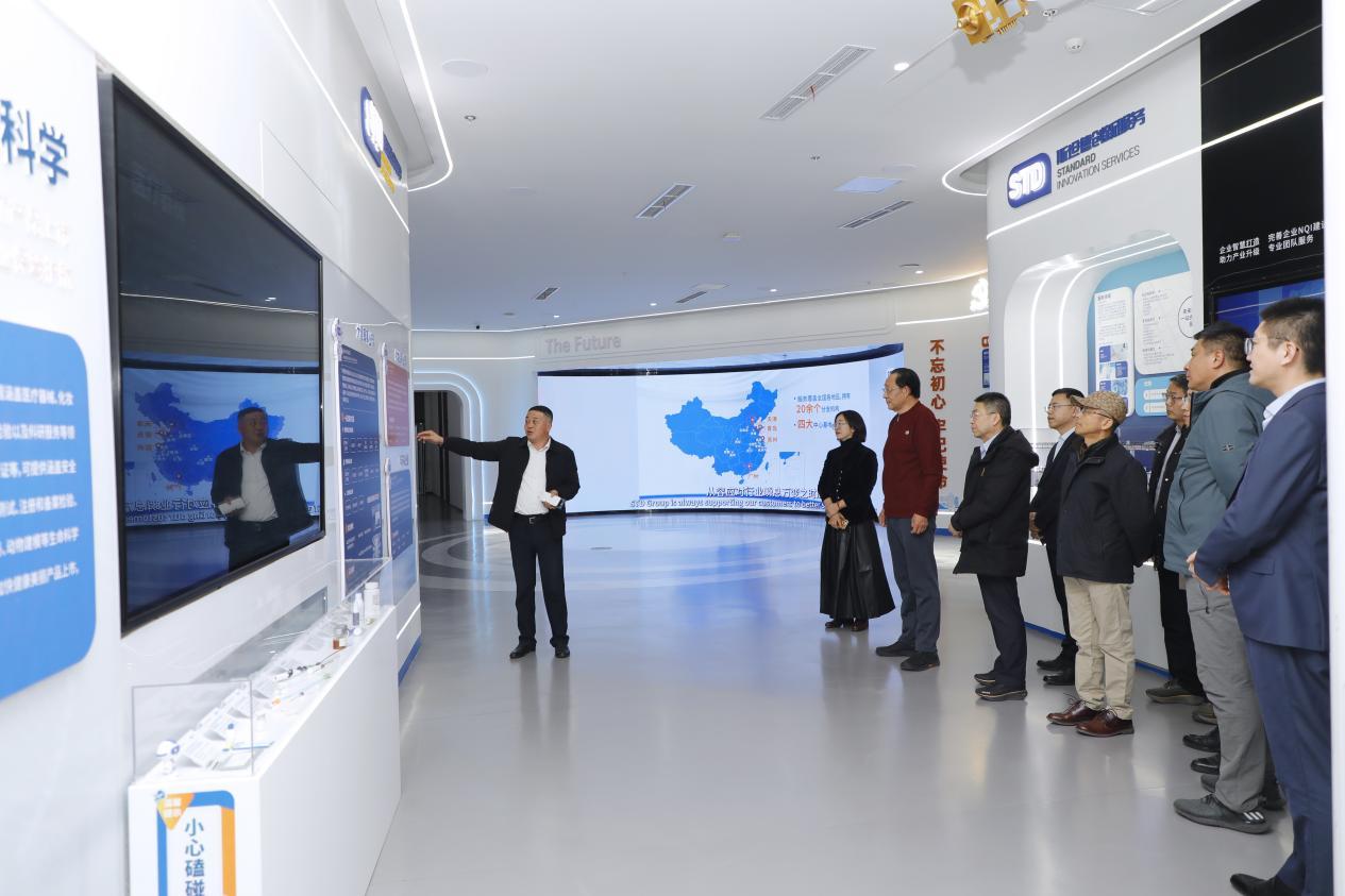 (青岛科技大学青岛校友会艺术专家委员会成员参观斯坦德展厅)