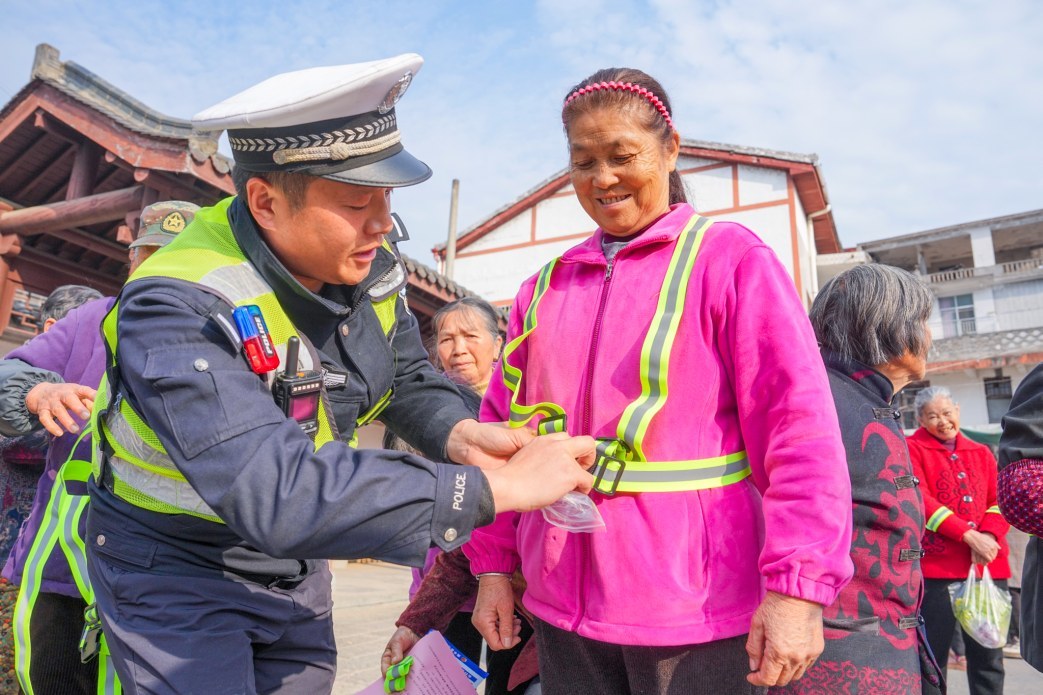 为老人穿上“安全灯”！南丰交警入村普及交规，提升防护意识