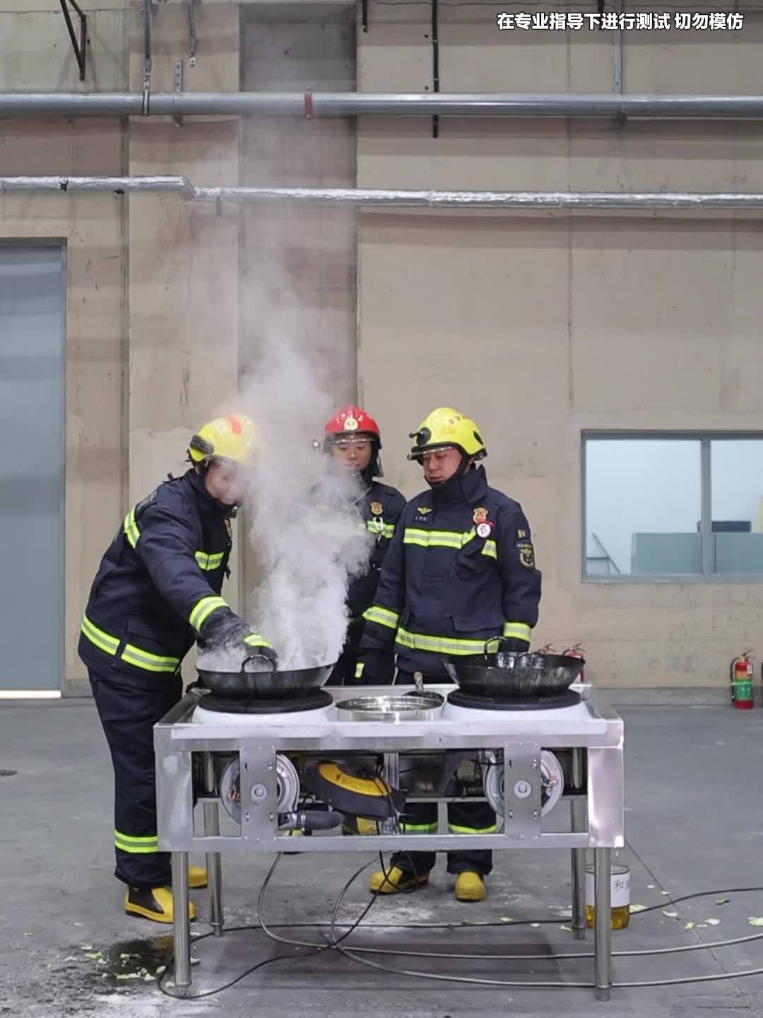 油锅起火用水浇？消防实验来解答
