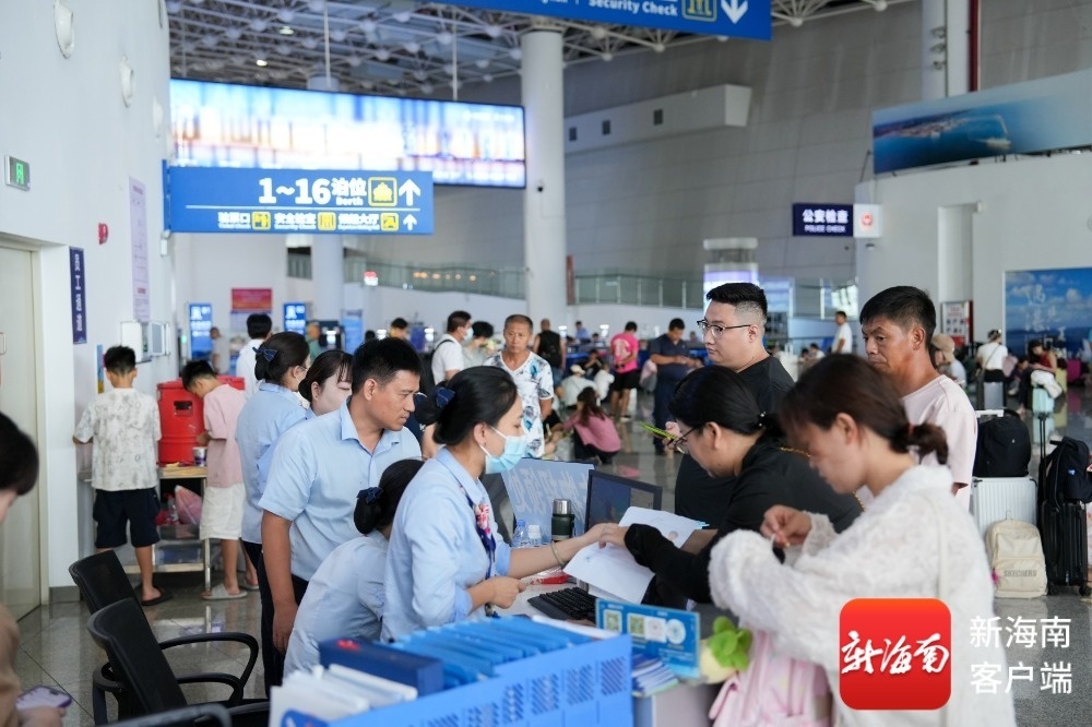 工作人员为旅客提供服务。通讯员供图