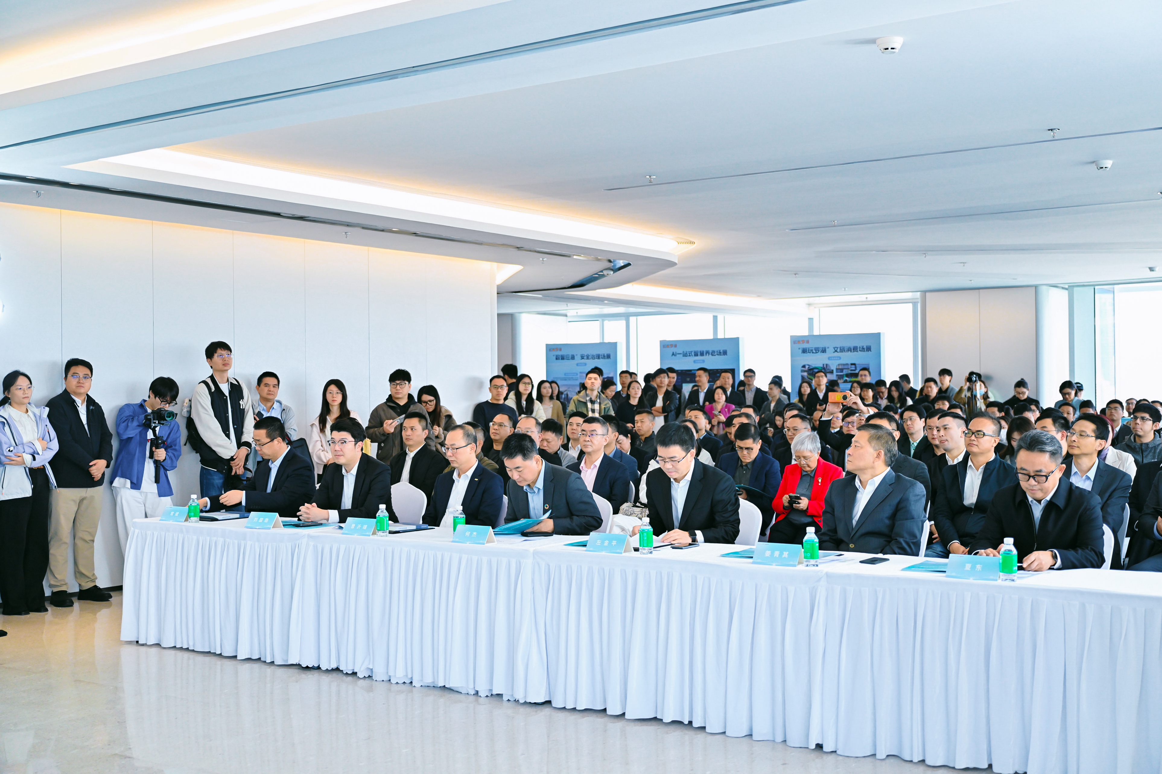 共拓深港场景协同新路径!2026“深港同心&middot;罗湖创景”场景创新大会举办  罗湖十大示范性标杆场景揭幕