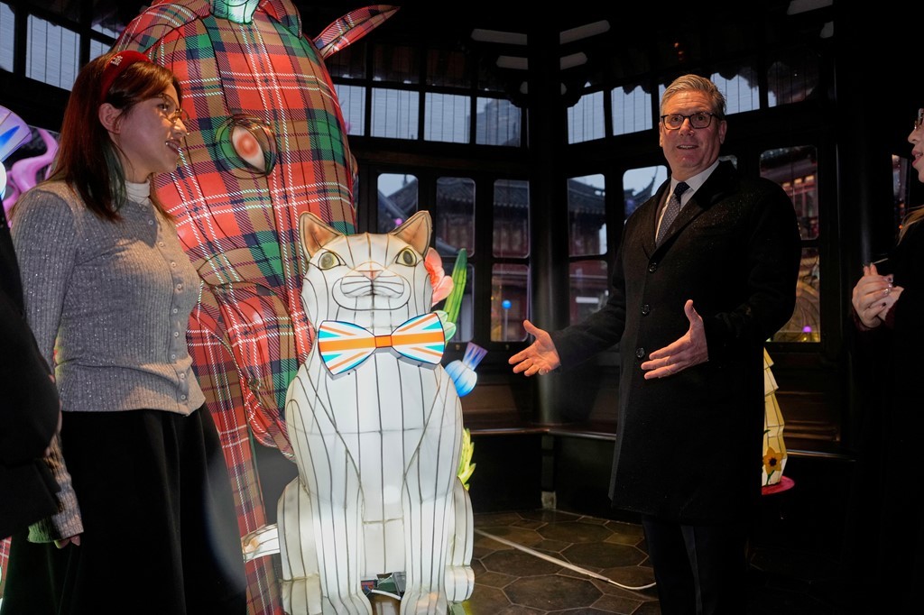 斯塔默游览豫园,与英伦主题灯笼合影