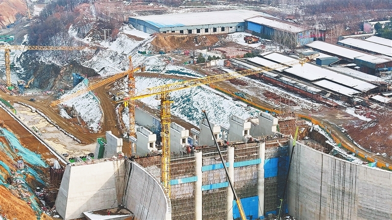 1月23日,位于魯山縣的昭平臺(tái)水庫(kù)擴(kuò)容工程建設(shè)一線。 王夢(mèng)楠 攝