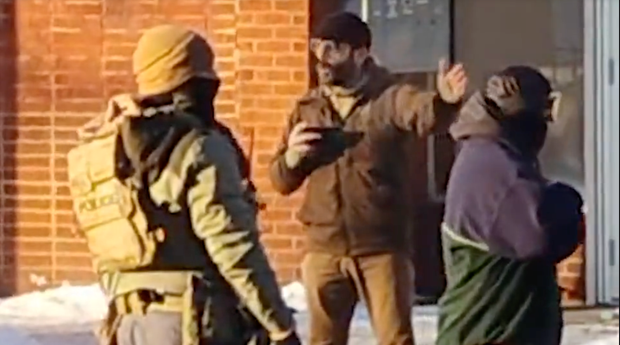 美媒逐帧还原明州枪击经过:现场画面与目击者证词均与官方通报相悖