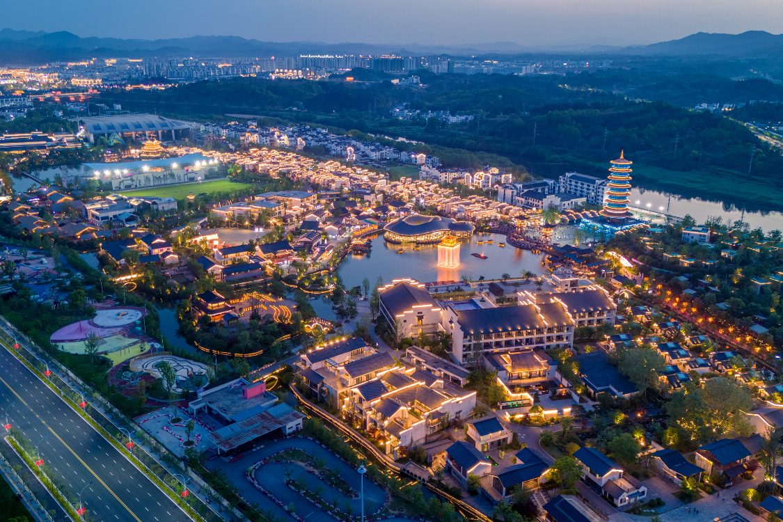 夜幕下的婺女洲景区灯火通明，江西中行持续为景区提供授信支持，激活文旅消费“强磁场”。