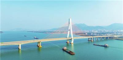 船队通过新井冈山大桥