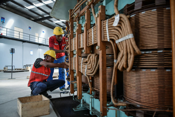 2025年3月26日，在位于赞比亚中央省奇邦博市的赞比亚江西经济合作区，工人们进行变压器设备维保作业。新华社记者 韩旭 摄